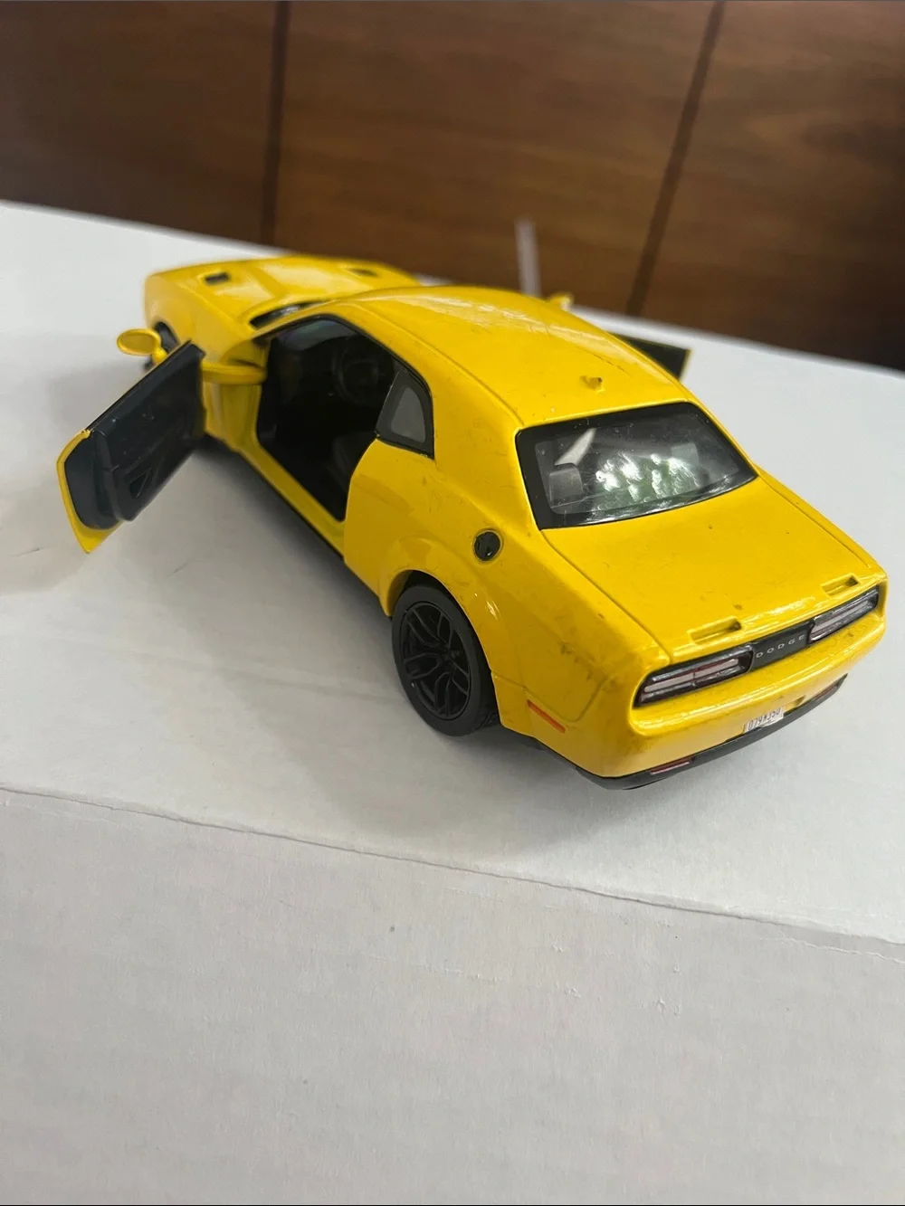 2018 Dodge Challenger SRT Hellcat Widebody Diecast  1:24 Yellow Motormax